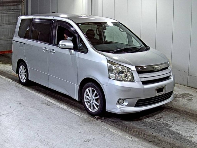 TOYOTA NOAH — фото