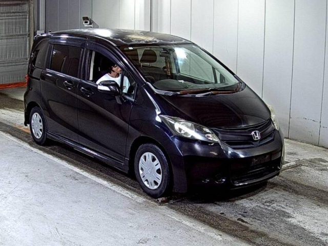 HONDA FREED — фото