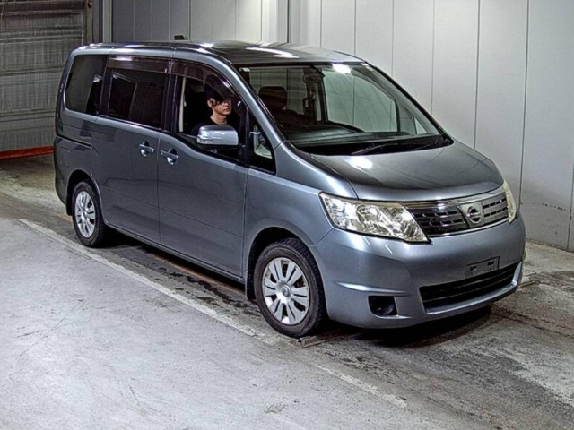 NISSAN SERENA — фото