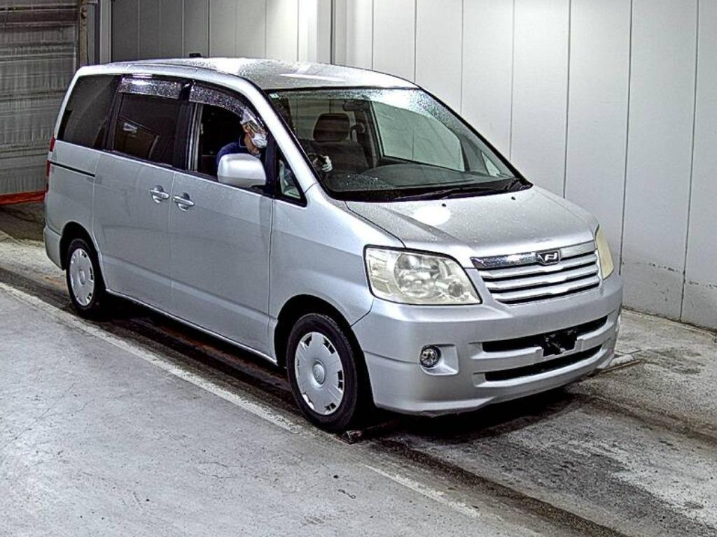 TOYOTA NOAH — фото