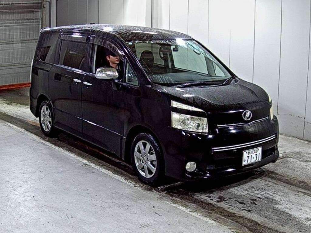 TOYOTA VOXY — фото