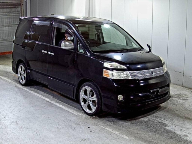 TOYOTA VOXY — фото