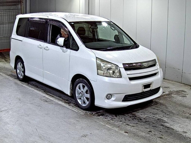 TOYOTA NOAH — фото