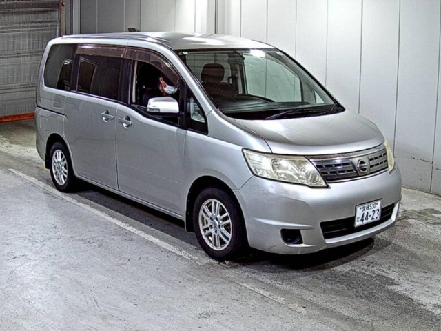 NISSAN SERENA — фото