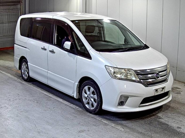 NISSAN SERENA — фото