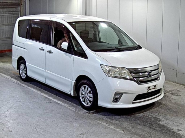 NISSAN SERENA — фото