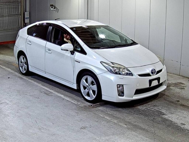 TOYOTA PRIUS — фото
