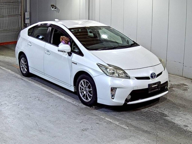 TOYOTA PRIUS — фото