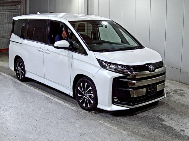 TOYOTA NOAH — фото