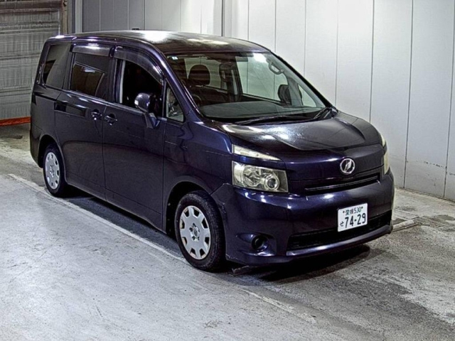 TOYOTA VOXY — фото