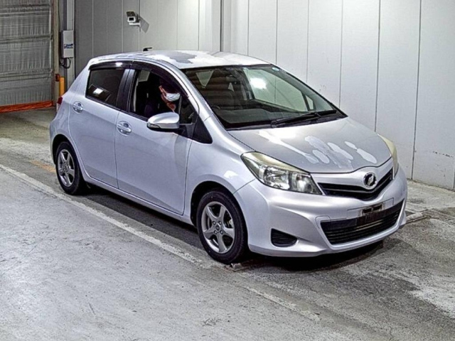 TOYOTA VITZ — фото