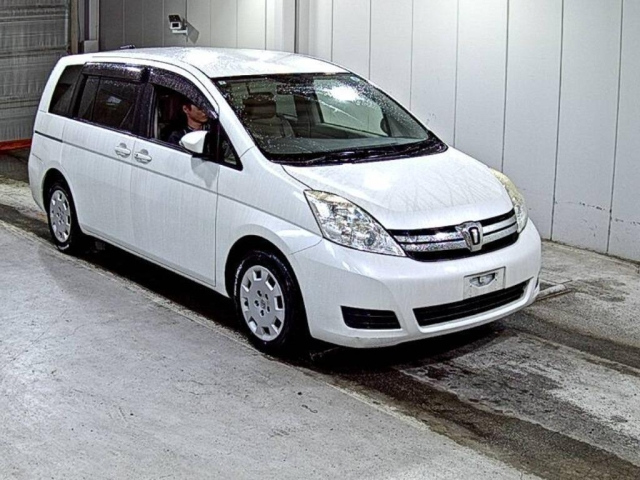 TOYOTA ISIS — фото