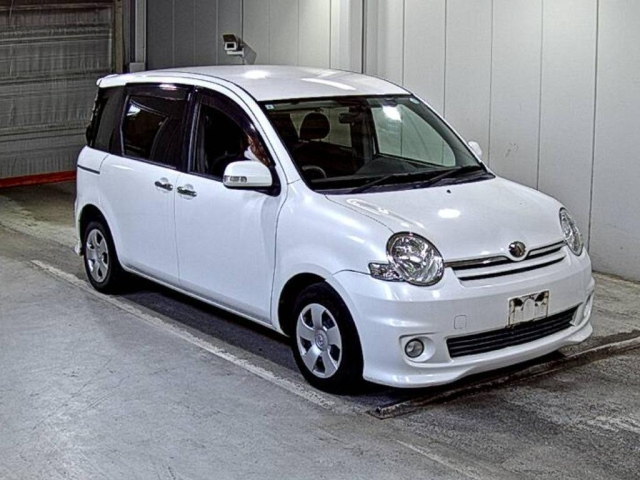 TOYOTA SIENTA — фото