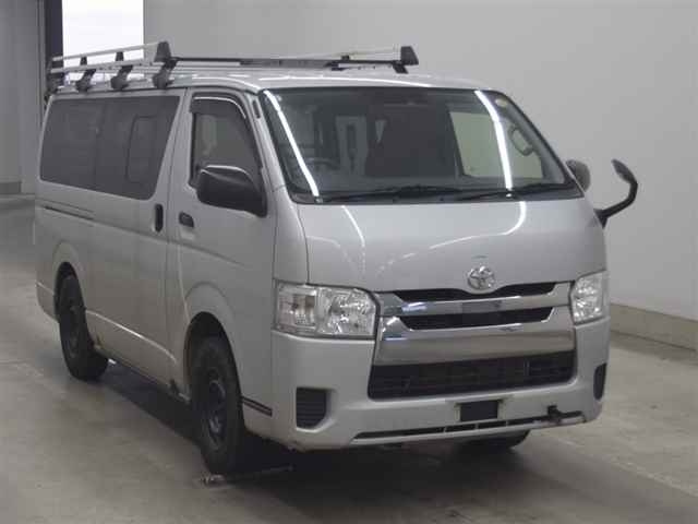 TOYOTA HIACE — фото