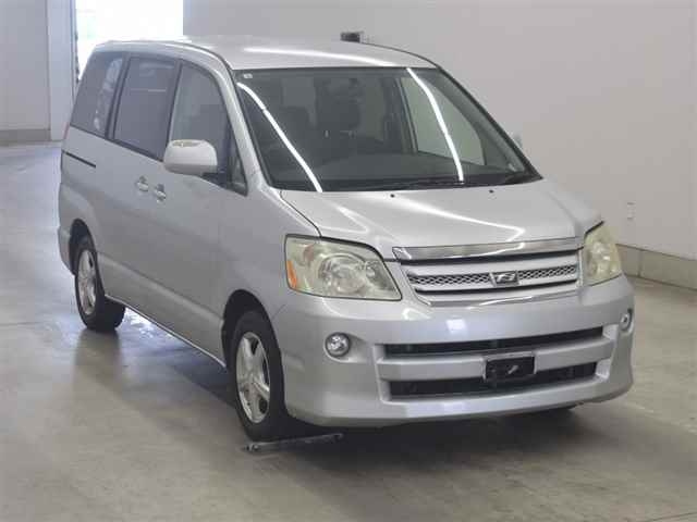 TOYOTA NOAH — фото