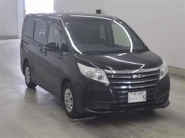 TOYOTA NOAH — фото