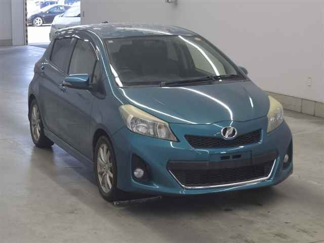 TOYOTA VITZ — фото