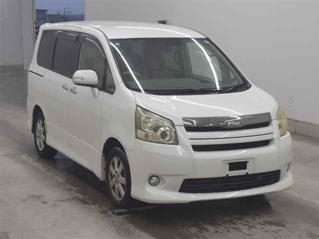 TOYOTA NOAH — фото