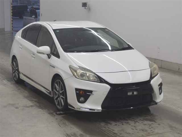 TOYOTA PRIUS — фото