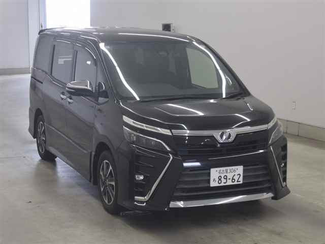 TOYOTA VOXY — фото