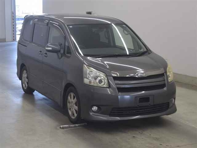 TOYOTA NOAH — фото