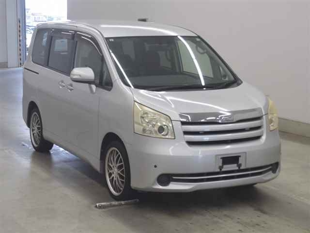 TOYOTA NOAH — фото