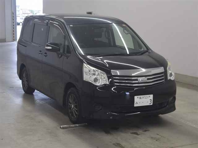 TOYOTA NOAH — фото