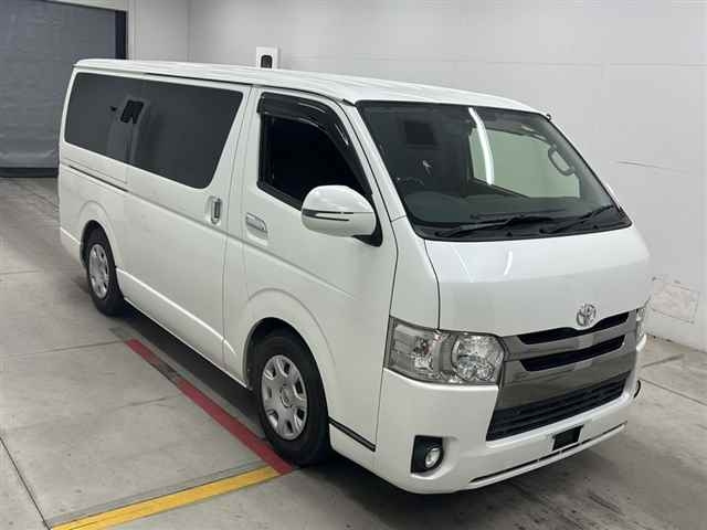 TOYOTA HIACE — фото