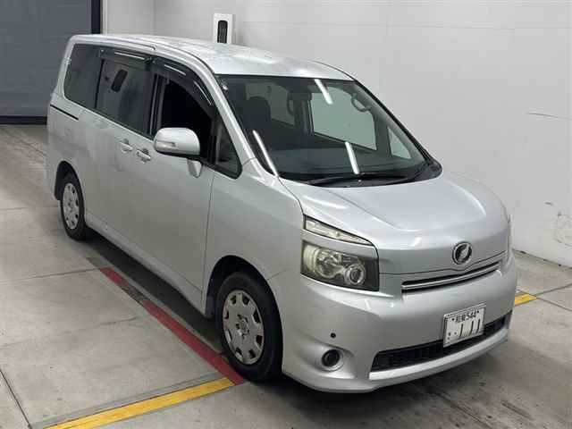 TOYOTA VOXY — фото
