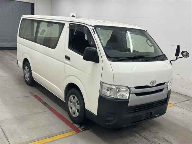 TOYOTA HIACE — фото