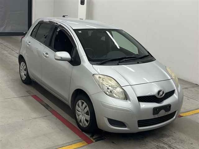 TOYOTA VITZ — фото