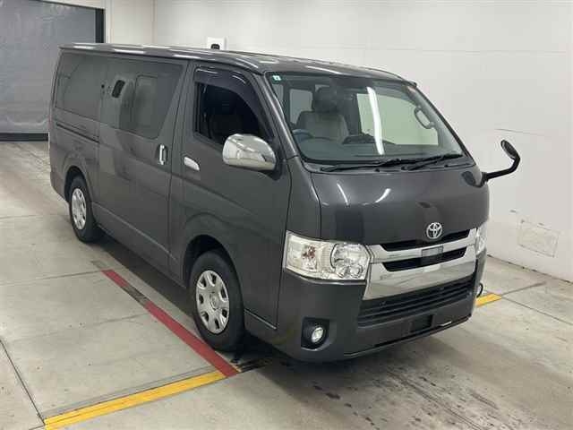 TOYOTA HIACE — фото