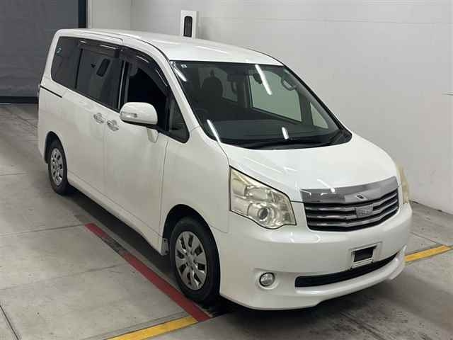 TOYOTA NOAH — фото