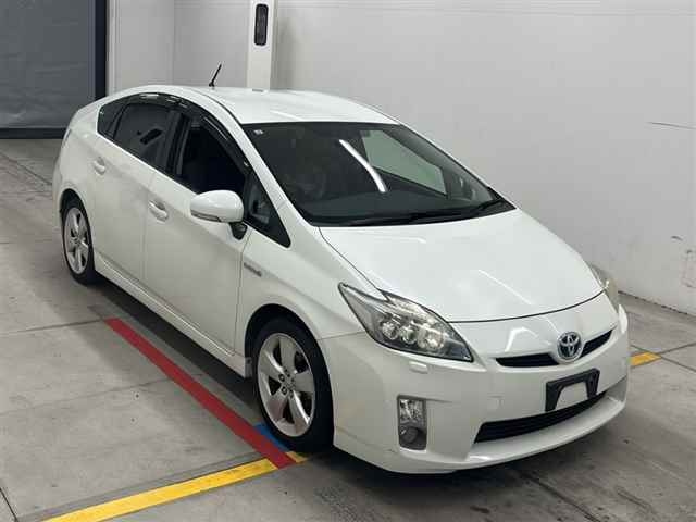 TOYOTA PRIUS — фото