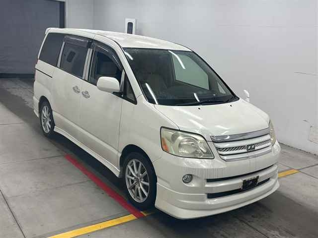 TOYOTA NOAH — фото