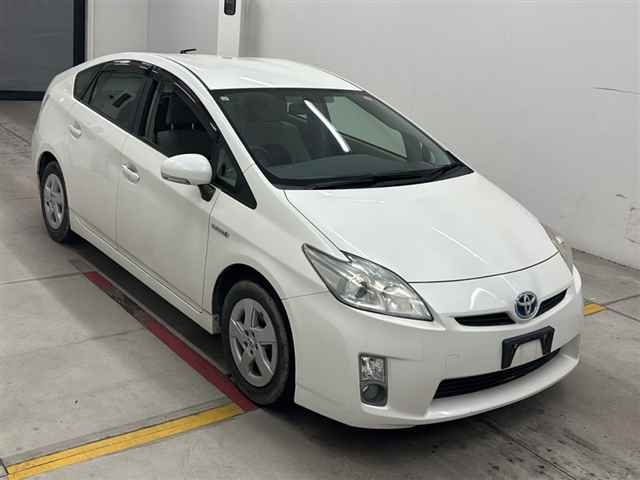 TOYOTA PRIUS — фото