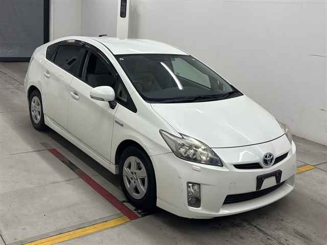 TOYOTA PRIUS — фото