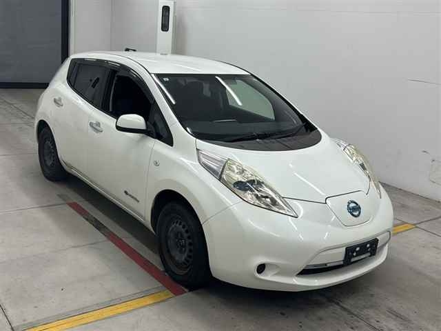 NISSAN LEAF — фото