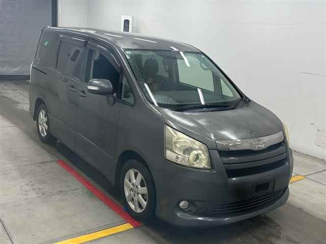 TOYOTA NOAH — фото