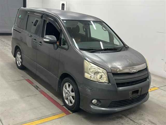 TOYOTA NOAH — фото