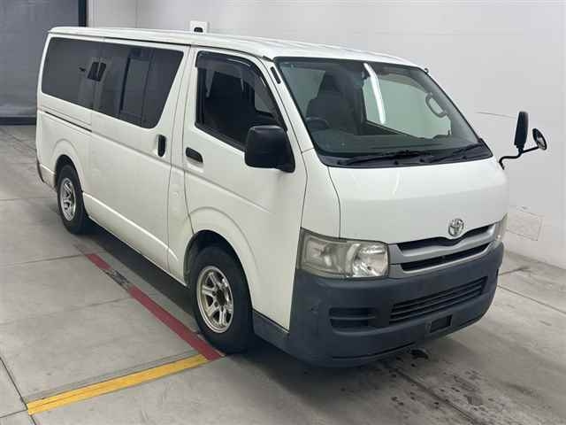 TOYOTA HIACE — фото