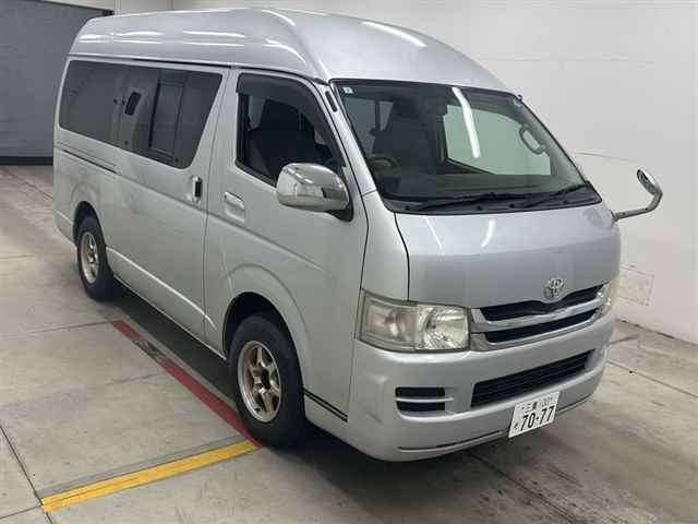 TOYOTA HIACE — фото