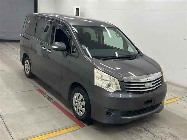 TOYOTA NOAH — фото