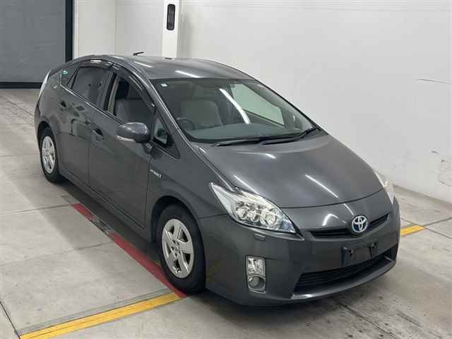 TOYOTA PRIUS — фото