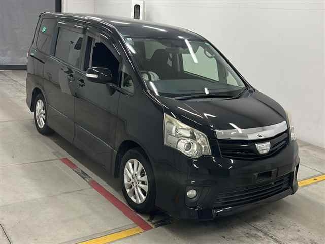 TOYOTA NOAH — фото