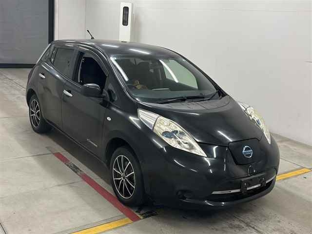 NISSAN LEAF — фото