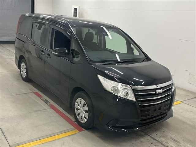 TOYOTA NOAH — фото