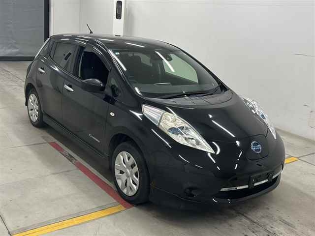 NISSAN LEAF — фото