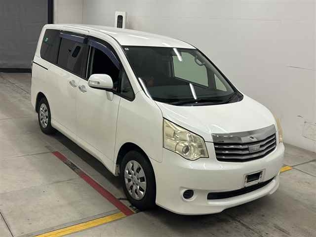 TOYOTA NOAH — фото