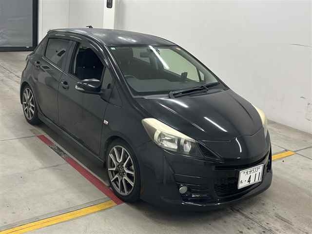 TOYOTA VITZ — фото